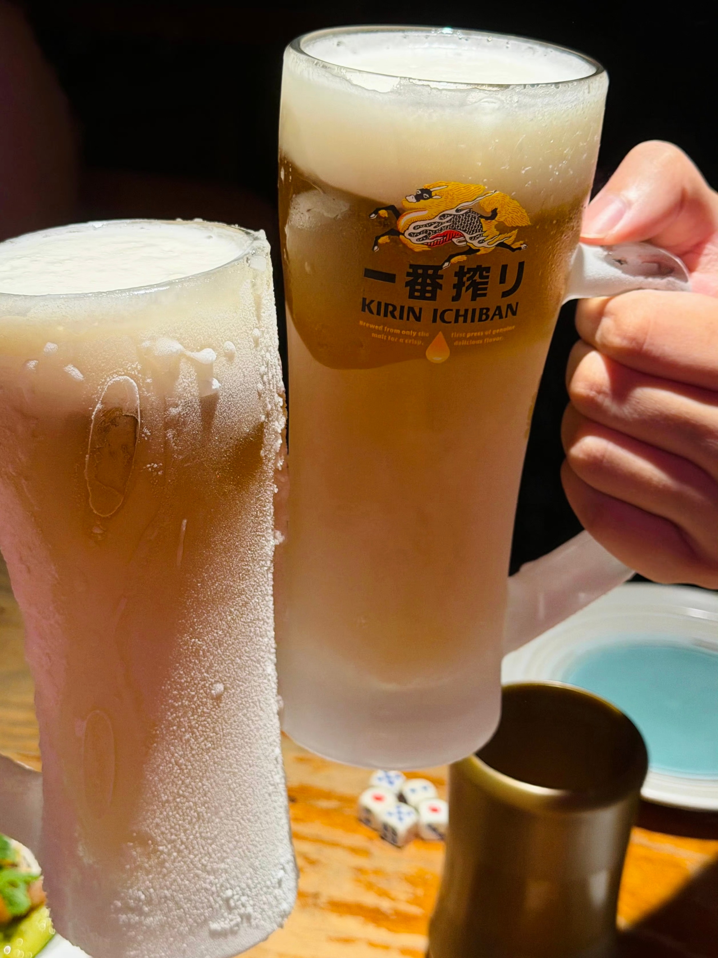 被冰冻过的杯子🍻两瓶下肚就头晕了思念漫向远方，停留在朦胧的地平线上…… 龙港