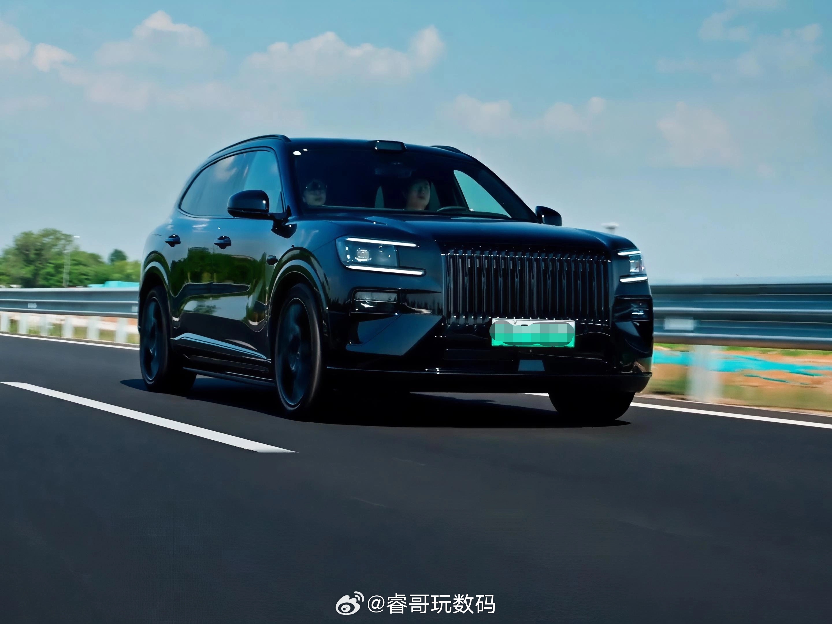 最近被极氪8X 迷的不行怎么会有这么帅的车