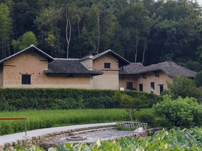 有人别有用心地说，南京中山陵的人比湖南韶山冲毛主席故居的人多。其话中话不用解释，