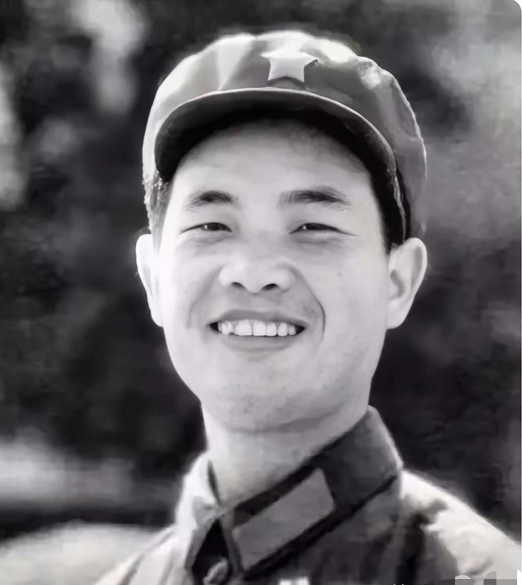 中央军委授予的“英雄坦克手”许森，1957年出生，海南临高人，1977年入伍，1