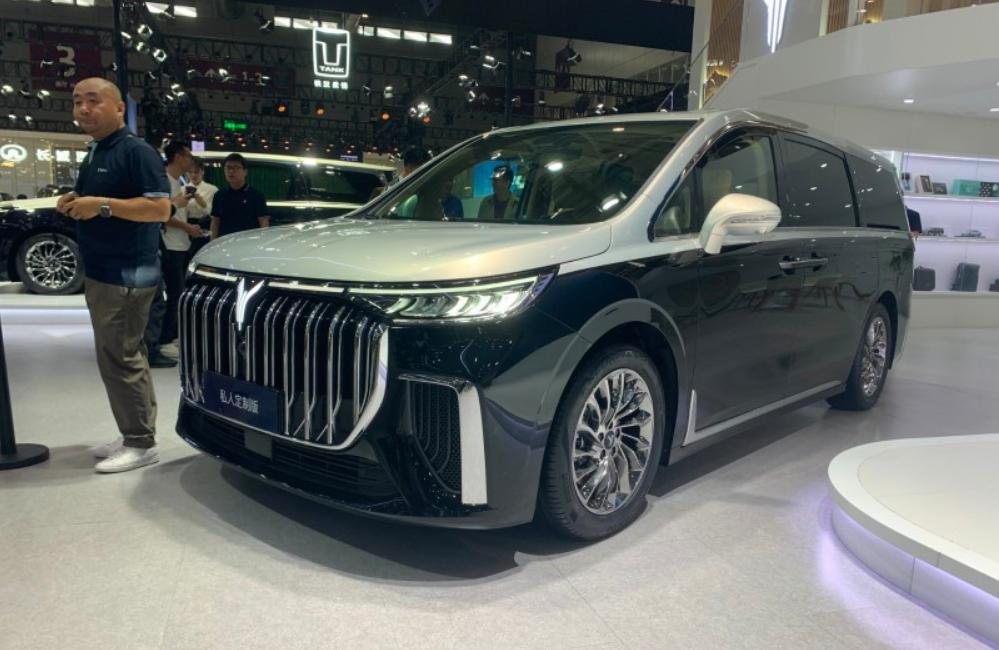 【岚图梦想家私人定制版：63.99万】在6月1日的粤港澳大湾区车展上，全新岚图梦