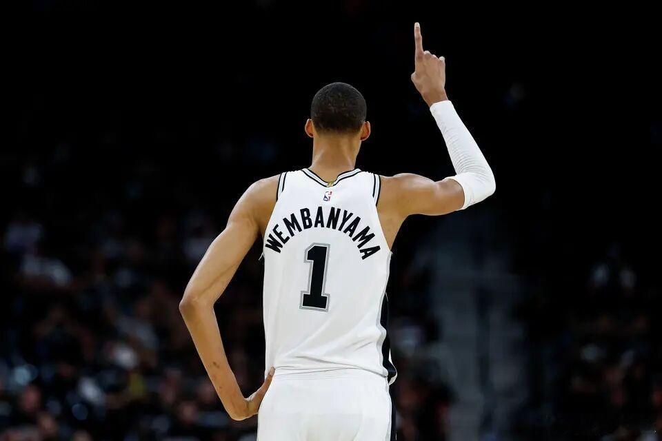 NBA季后赛｜马刺38分狂胜森林狼，大比分1-1扳平！文班亚马19分15板，卡斯