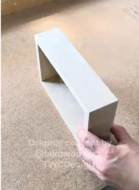 书本造型纸巾盒
看到以前制作的仿书收纳盒，觉得这个结构也可以用来做纸巾盒，于是这