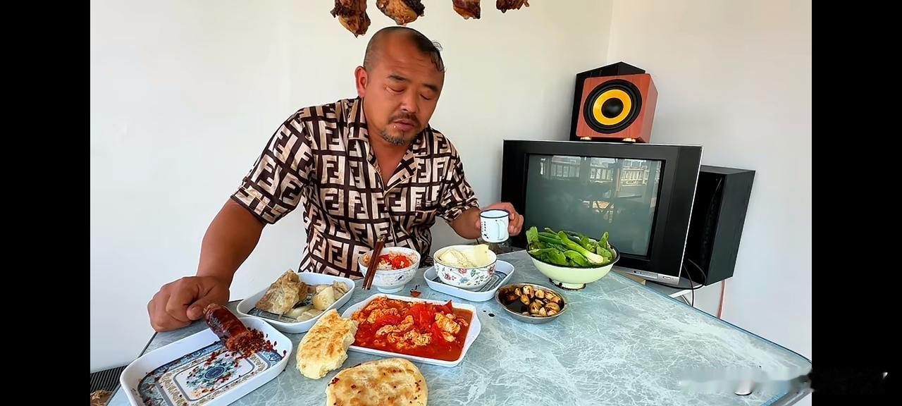 沙和尚穷游，人称“沙秃子”，喜欢自称“沙大厨”，自诩为烧烤界的祖师爷。
不知道是