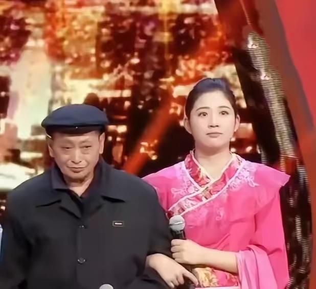 1990年，重庆36岁光棍捡到一个弃婴，养大供成博士。亲生父母开豪车来认亲，女孩