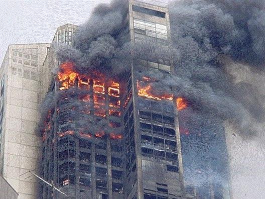 突燃大火
阿姨跳楼
令人心痛
某地一栋居民楼突然燃起大火，六十多岁的阿姨为了逃生