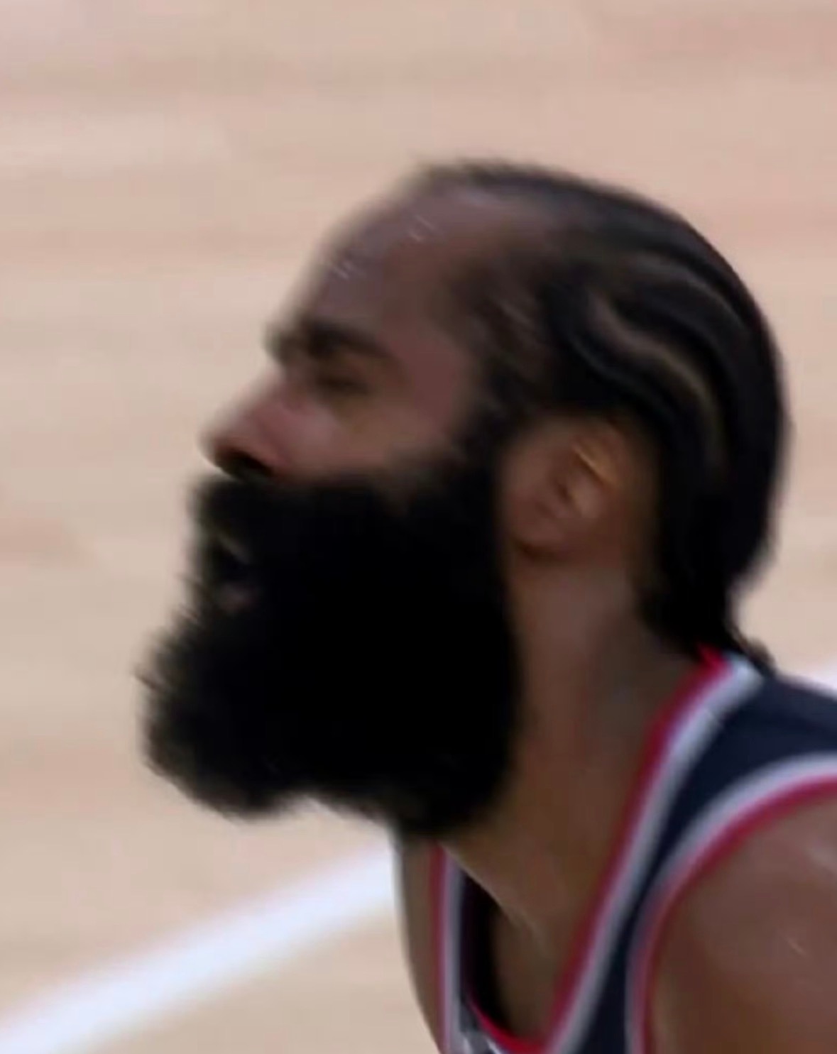 哈登：“继续战斗吧。我们最近状态不太好，但我们会保持韧性，继续战斗。” 