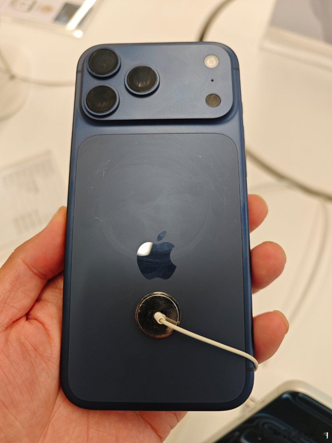 看了一眼iphone17系列①pro和promax划伤好严重深色更容易被觉察想裸