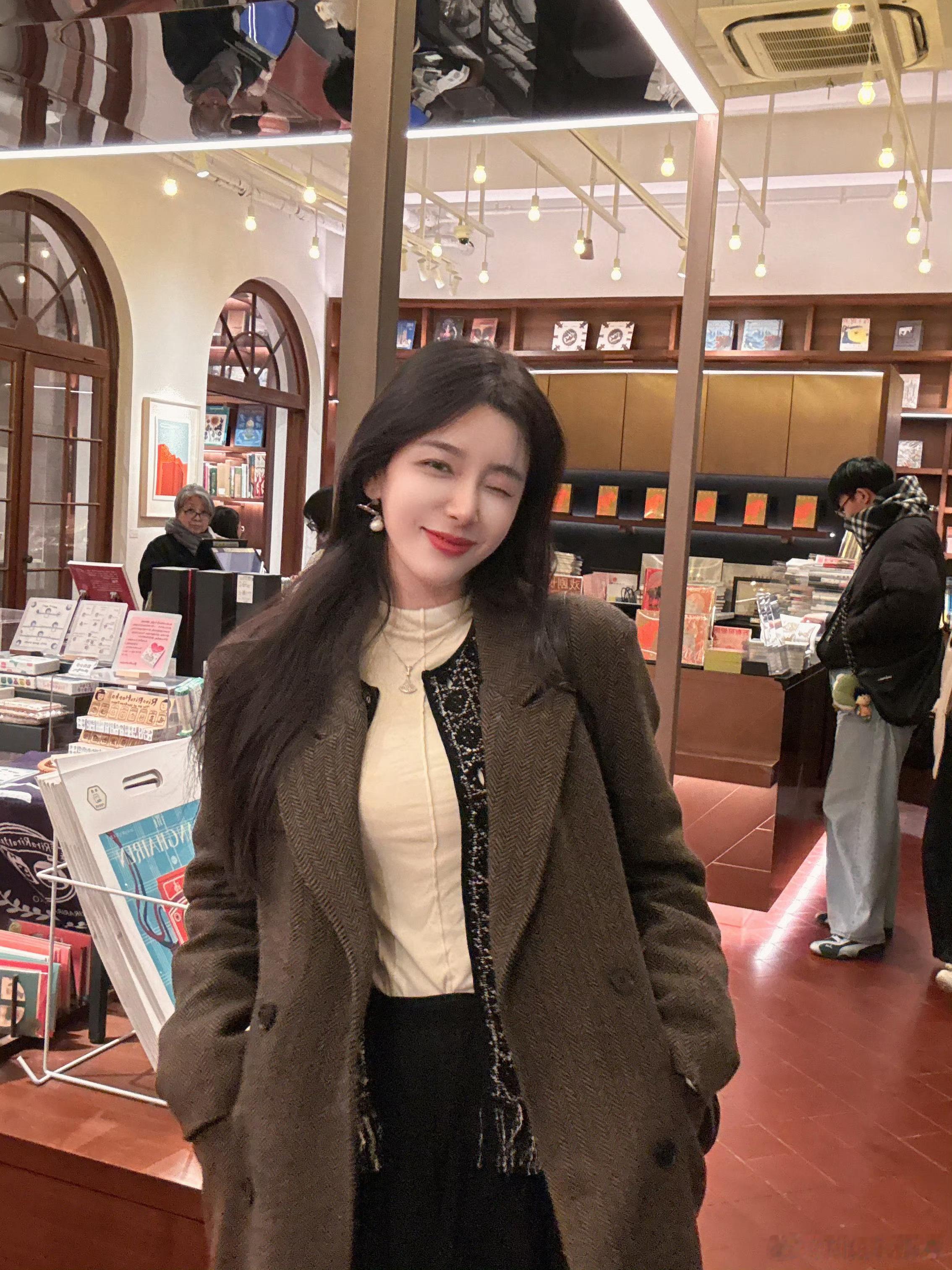 知性大姐姐！解说Rita更博晒照：hey～～元旦快乐开奔驰，喝战马，电竞椅上__