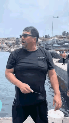 这个老外吃的是什么东西？好像是刚捞出来的海货，直接就生着吃了，这东西能好吃吗？无