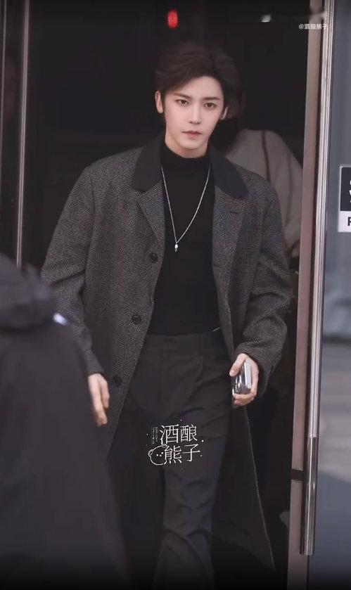 侯明昊上班这段路走得像在拍韩剧 你好星期六 侯明昊上班被拍到超惊艳瞬间！这段路走