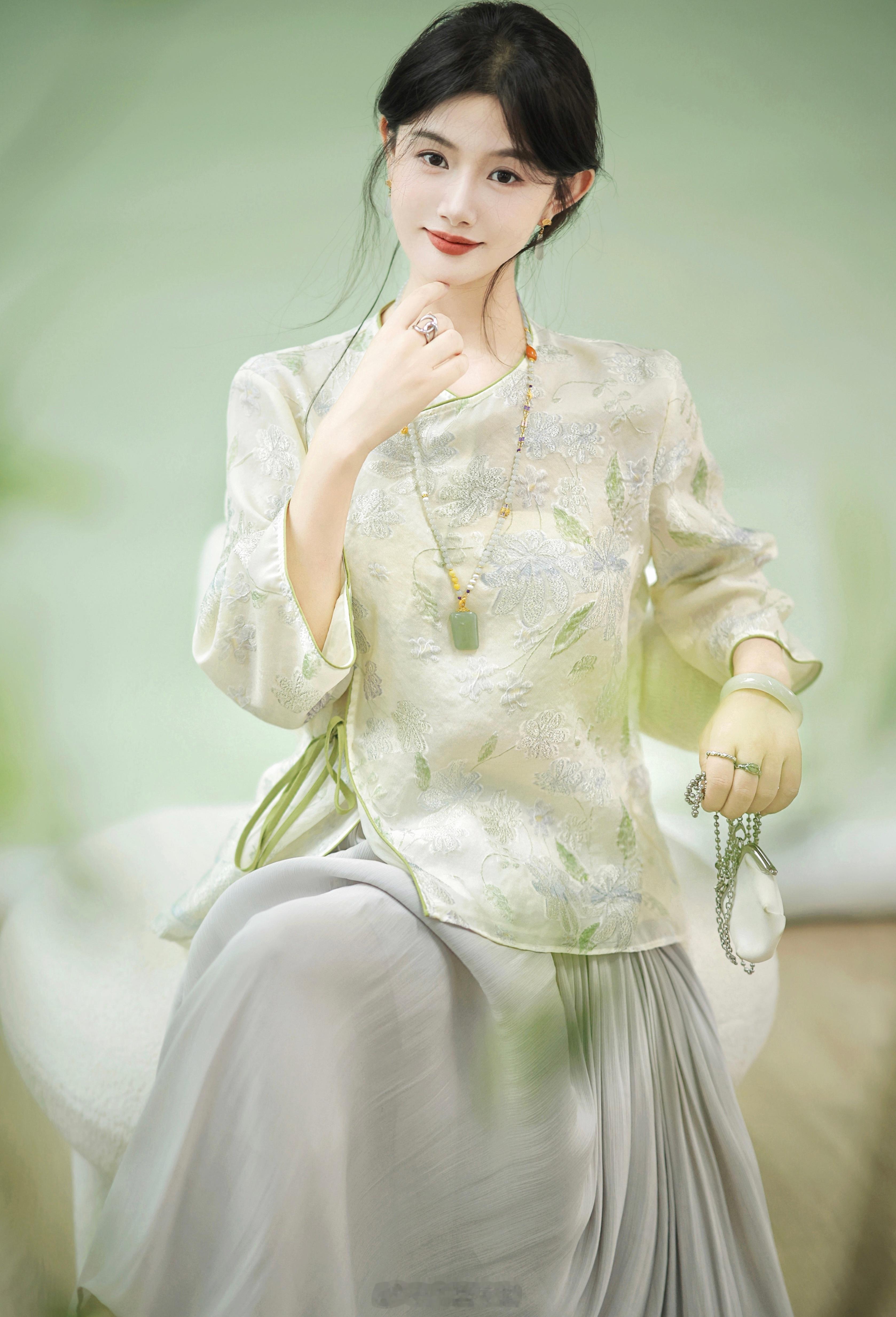 富家大小姐的身份藏不住了🔍？丝锦冠乐绉真丝+提花印花这亭亭玉立的气质[doge