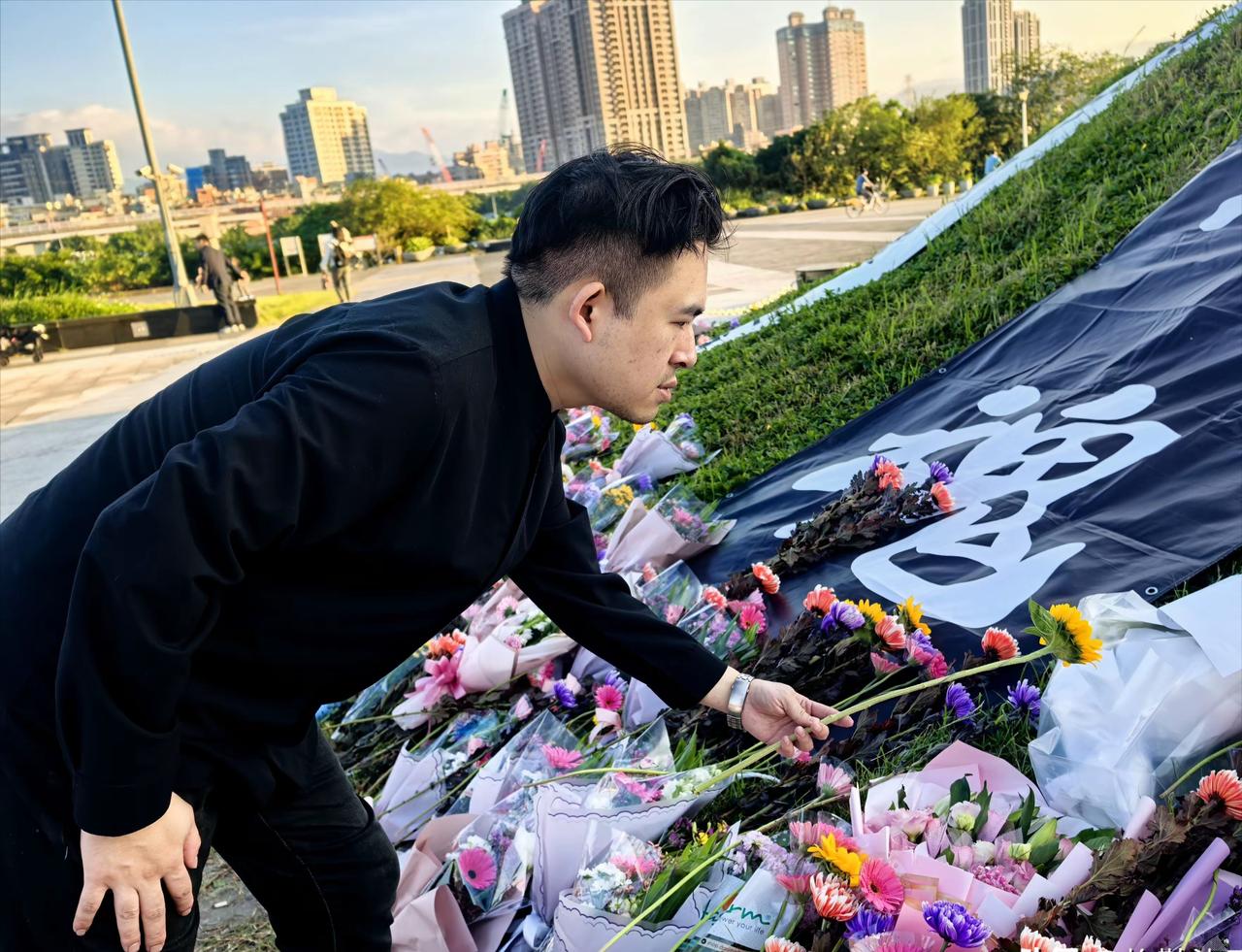 台湾时事评论员邱毅称，当他看到郑丽文在马场町秋祭现场，拿着花圈向这些受难的亡灵三