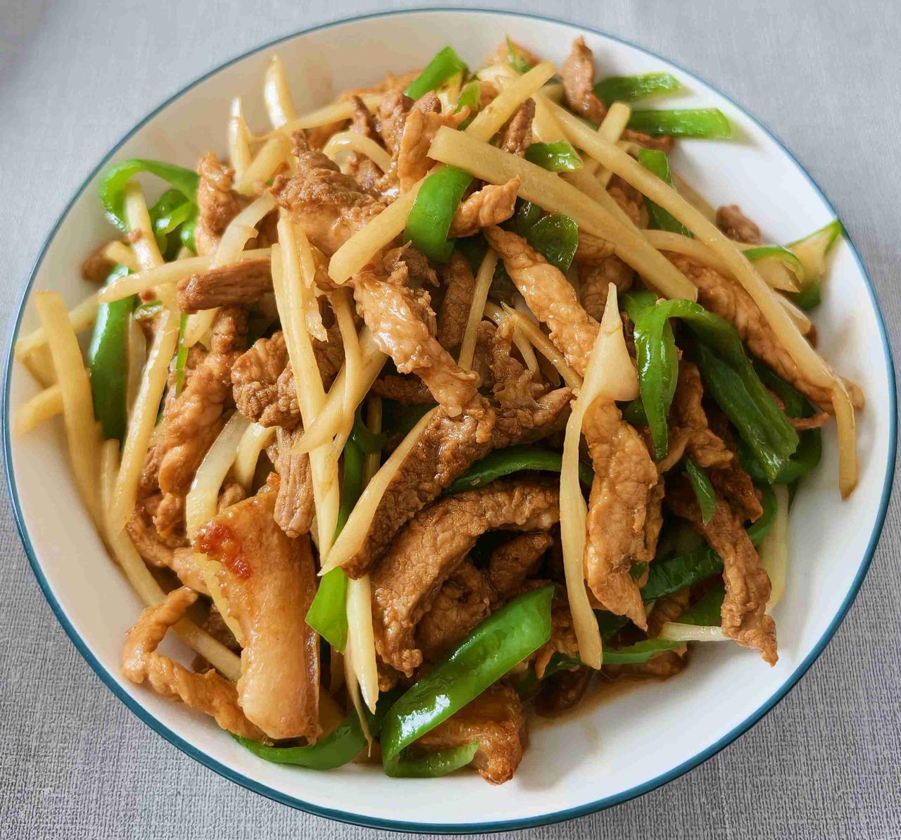 冬吃萝卜夏吃姜，今天用仔姜来做个菜——青椒仔姜炒肉丝。

再配上清甜的南瓜汤，一