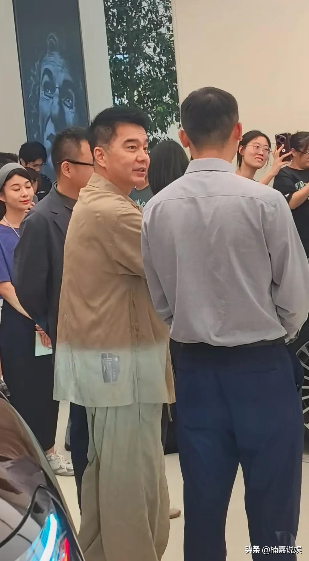 “祁同伟”现身天津，果然，帅哥老了还是帅。
许亚军出席活动，穿搭时尚，头发浓密，