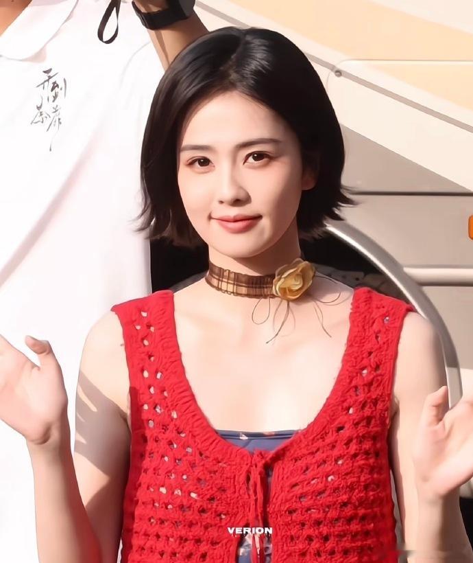 白鹿短发港风女郎 看到路透真的是一秒get了白鹿短发港风女郎气质，同色上衣的搭配