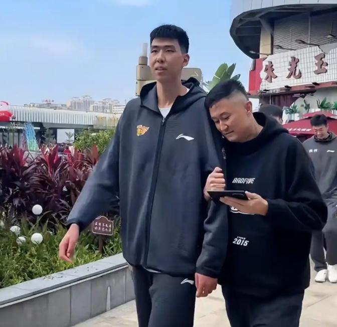 徐昕不得了了
有5支NBA球队向他抛来了橄榄枝
如果NBA成行，那么这样一来，徐