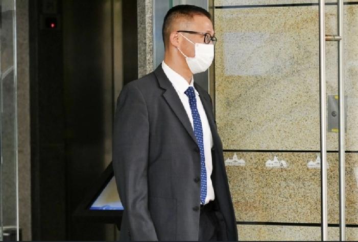 香港，52岁警司梁嘉文与女友2020年9月至2022年3月期间，涉嫌收受1名餐饮