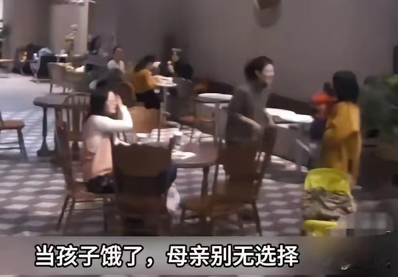 宝妈在餐厅掀开衣服喂孩子，旁边一个女生当场翻脸大喊：“赶紧去厕所喂，等下我男朋友