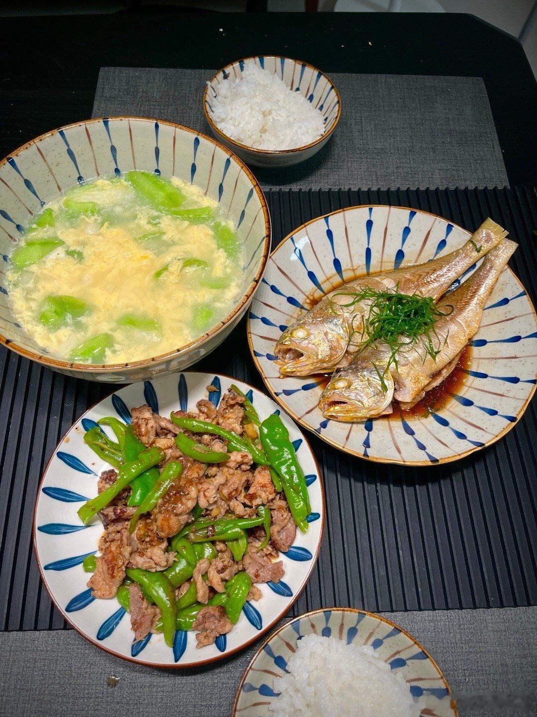 晚上做饭的时候正在生气，辣椒炒肉的辣椒都没太炒熟[苦涩]吃完饭想开了，马上点了鲜