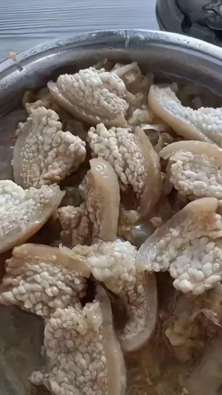 有人说，这是病猪肉。也有人说，这是老母猪肉。
可我认为，这肯定是有病的猪肉。
当