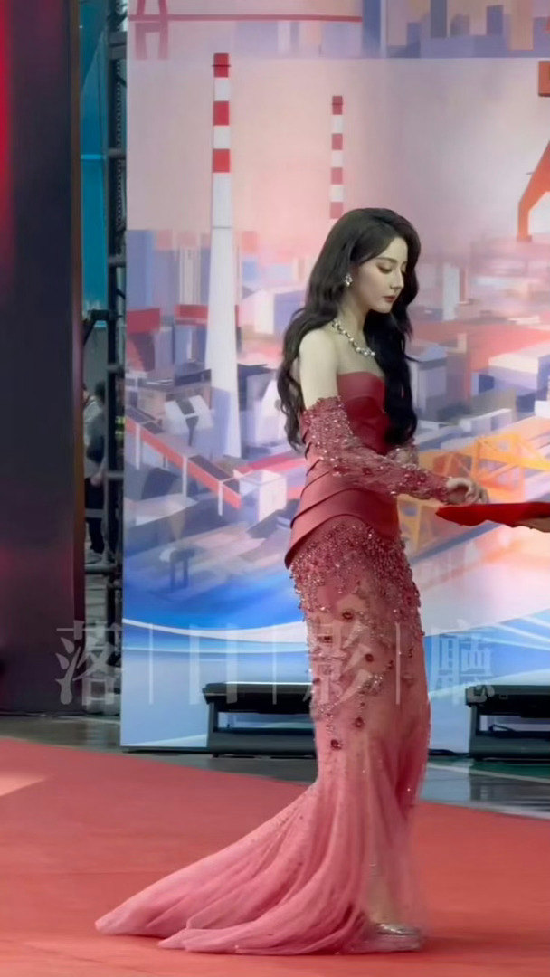 迪丽热巴工作室 迪丽热巴出席中国影视之夜，来看看这身高定红裙造型如何～ 