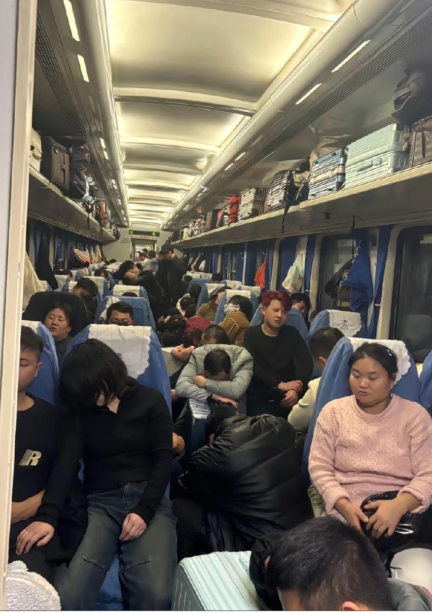 绿皮火车再次成为普通人春节等重要节日出行的首选。但是，很多网友反映，现在乘坐绿皮