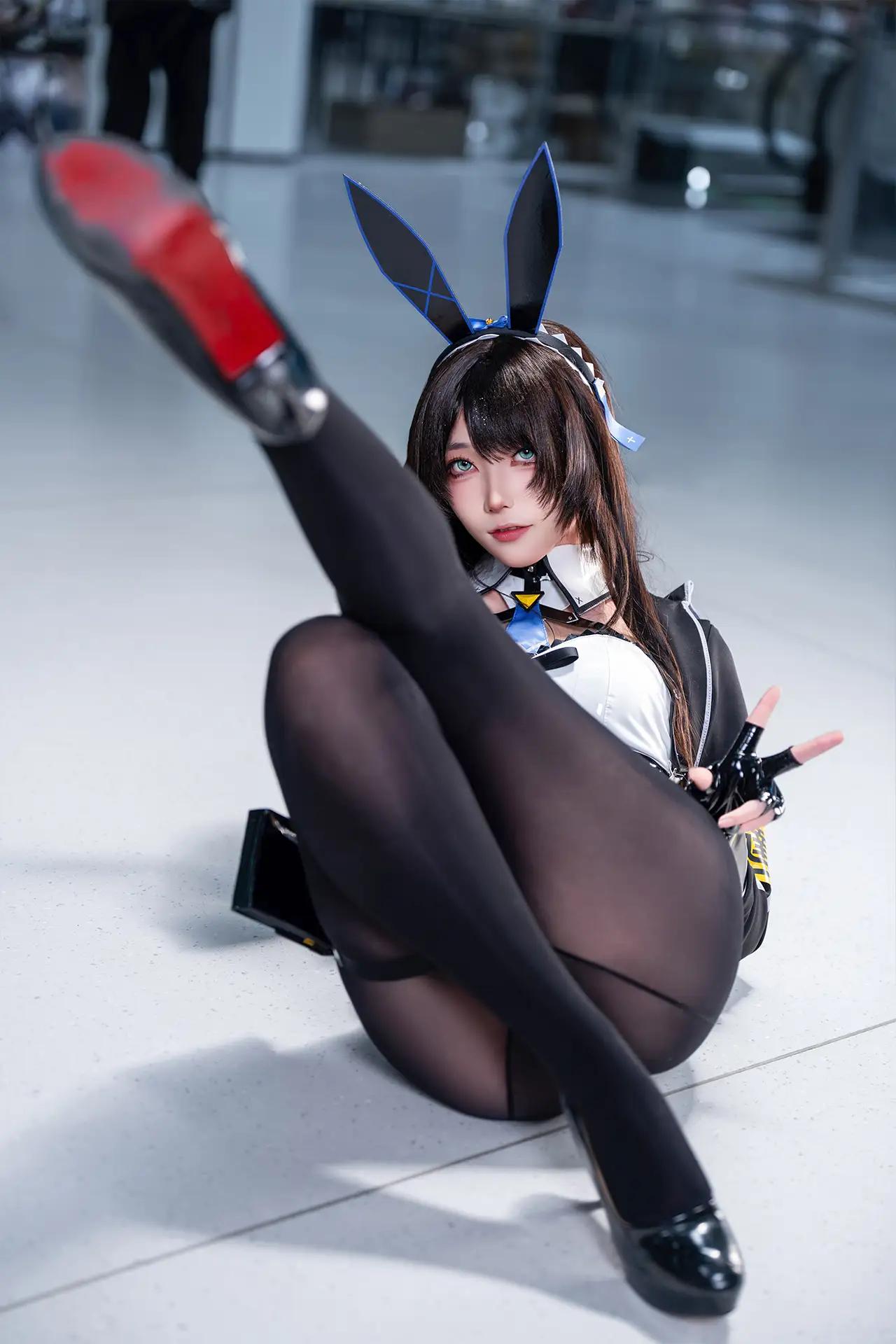 兔耳少女cosplay，可爱又性感！🐰💕
