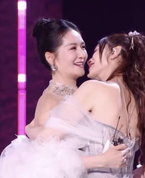 李小冉 破防了！多年闺蜜无需多言，一句回应直接击碎不和传闻谢娜李小冉回应不和传闻