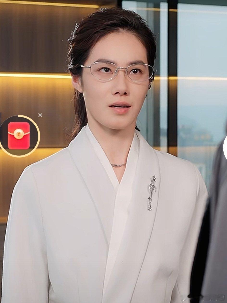 被人忽悠着去看了这个剧，不是AI，是个女演员