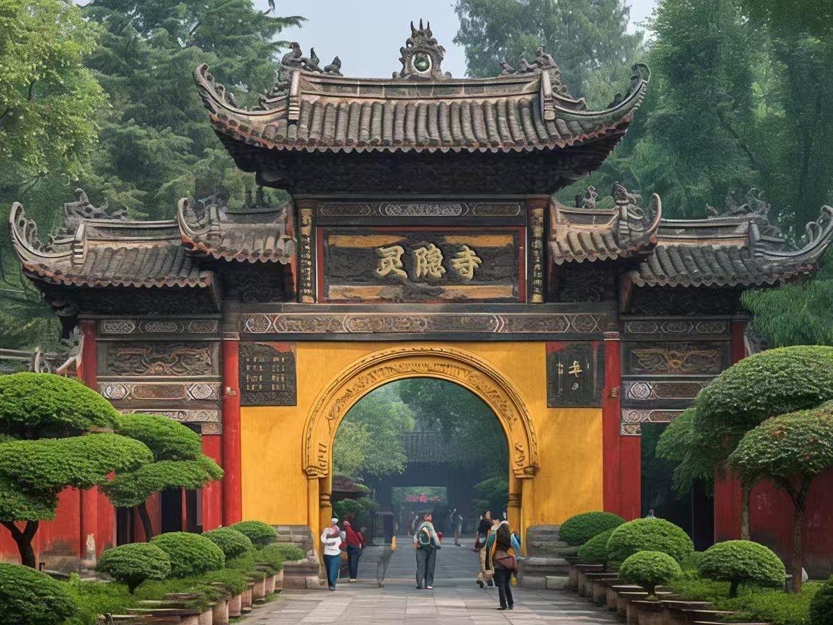 在杭州西湖的西面，有一片灵秀之地，那里峰峦竞秀、溪泉淙淙，在这如诗如画的山水间，