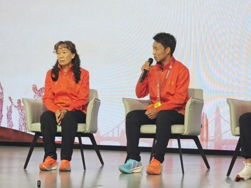 何杰拼命奔跑的4年 把天赋平平熬成极致努力，跨境赛道顶横风、抗起伏，用2小时06