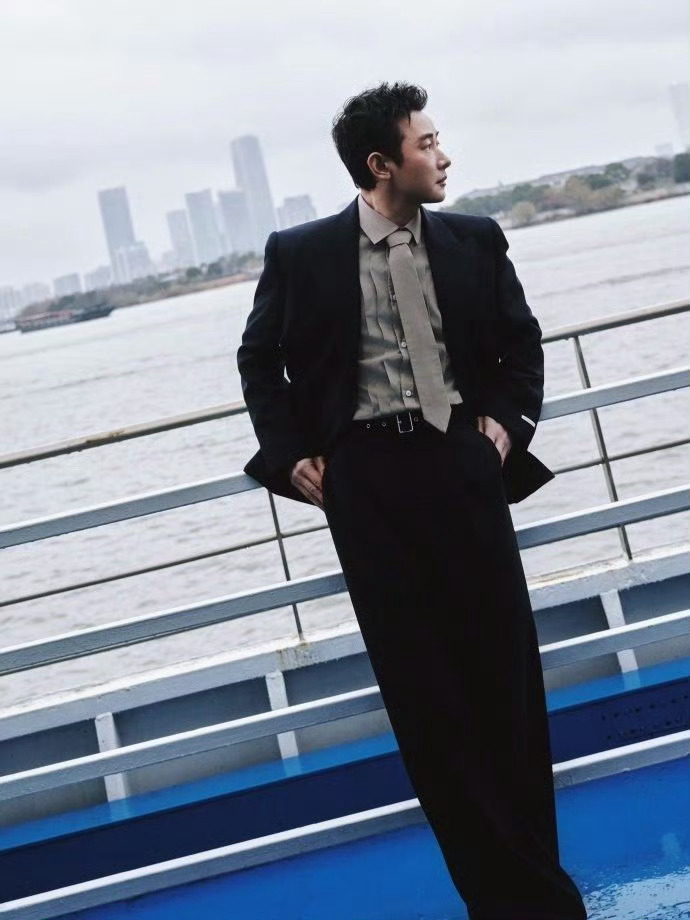 罗晋状态回春 罗晋这波状态直接杀疯了！短发利落精气神拉满，宽肩窄腰大长腿超吸睛，