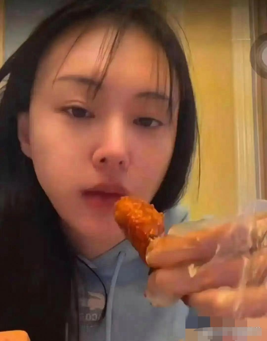 35岁郑爽深夜在美国直播吃炸鸡 