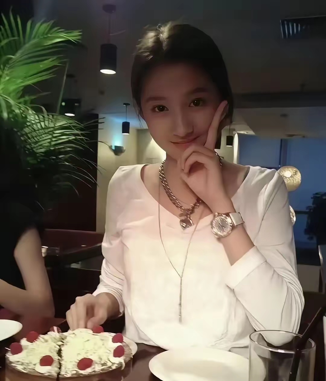 关晓彤最宝贵的九年从20岁跟到29岁，全给了一个人。 