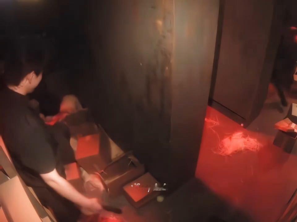 张真源转角遇到爱张真源转角遇到npc 张真源在密室里上跳下窜躲追捕，谁想到转角遇