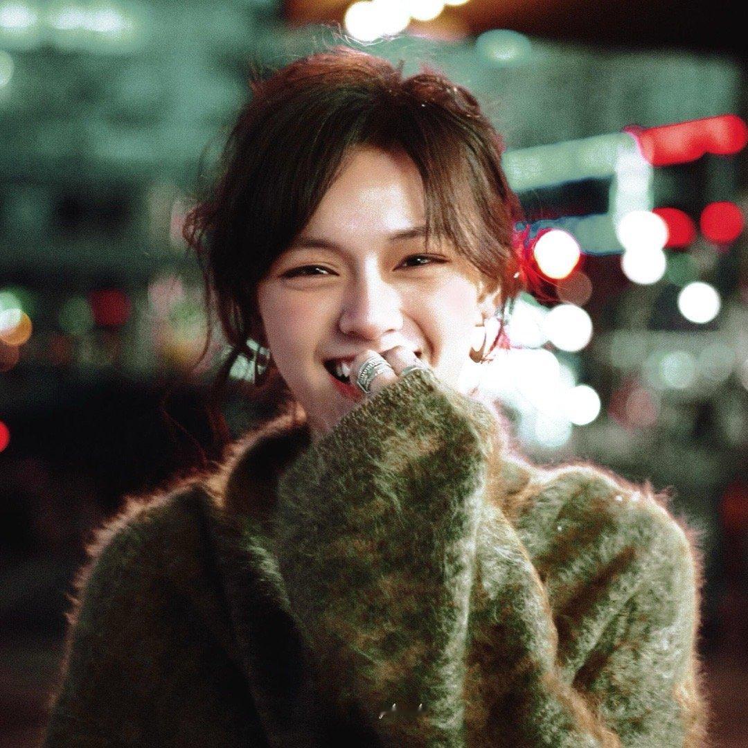 她的身上有一种安静的力量，让人看了会觉得安心。她不刻意讨好谁，却能用真心赢得大家