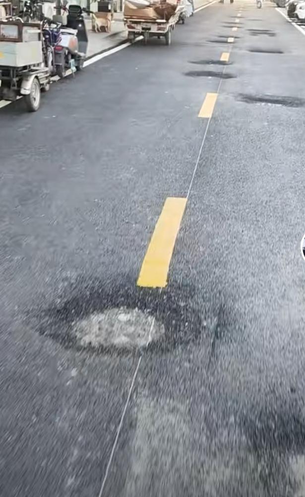 9月10日凌晨，赵先生发现市区多条路段井盖沉陷严重，他实地勘测确认， 平路300