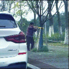 非你莫属！

家里缺柴火了？
大妈精打细算一辈子了，这木材高低不能再浪费了！
出