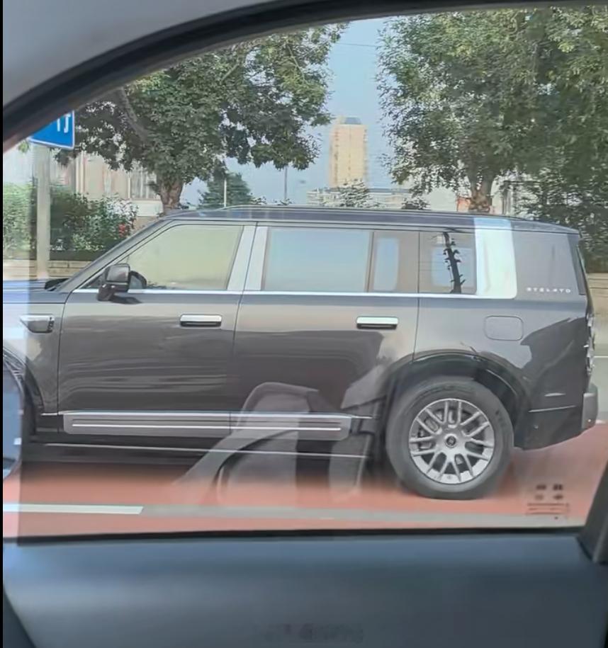 余承东发了带车顶帐篷的享界G9图片，这样就能车内和车顶都有床了。 