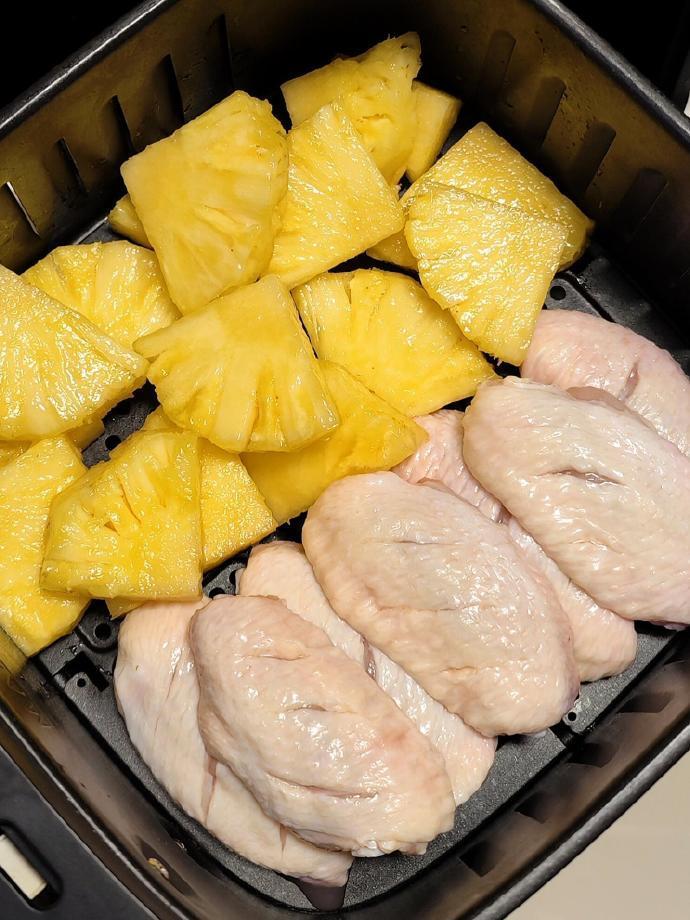 "答应我！有空气炸锅的一定要试试🍍凤梨烤鸡翅～ ​ ​​​" ​​​
