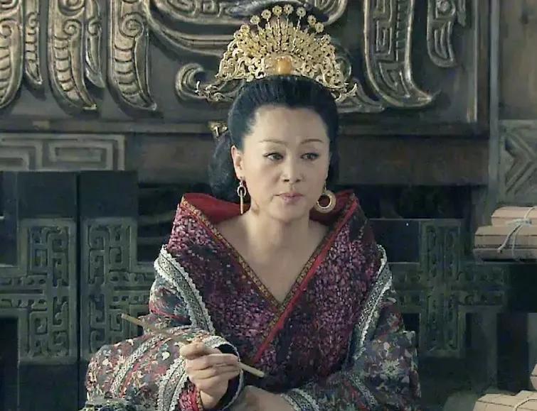 她躺在床上，脸色惨白，嘴唇干裂，眼神躲着光，手死死攥着被角，一听见水声就哆嗦，一