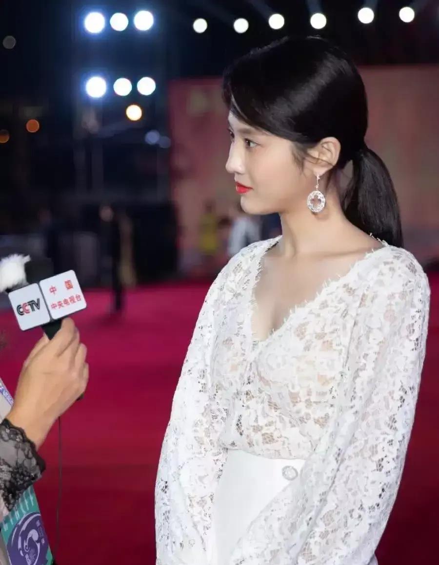 张慧雯受邀出席第13届华语青年影视论坛时接受央视记者采访的画面(图一)。

张慧