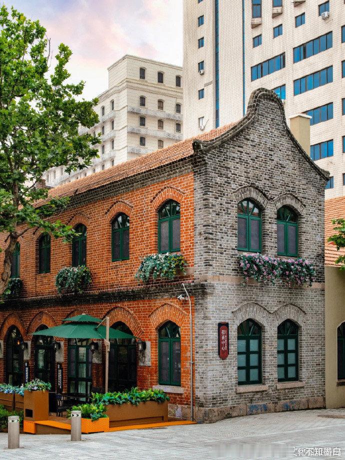 漫步岛城街巷，解锁冬日烟火，脂渣醇香，啤酒清冽，皆是青岛本味。世界为你倾倒