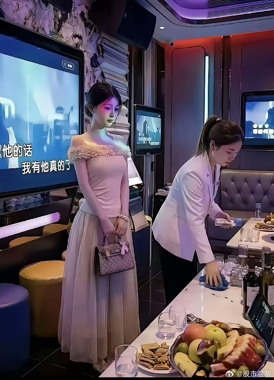 弄不明白，她为啥要去KTV工作？你们认为值多少分这个颜值！欢迎来打分 ​​​