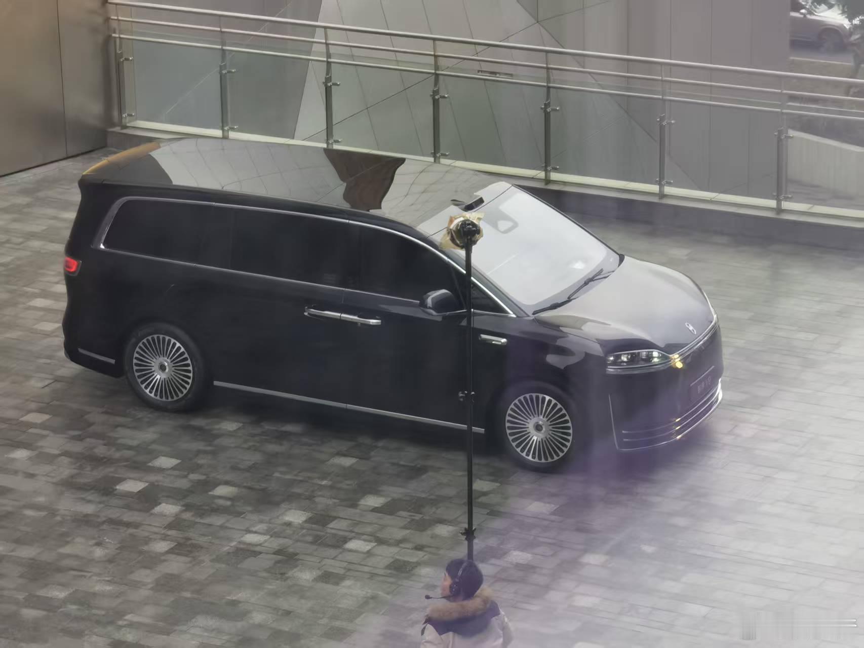 这是鸿蒙智行第一台mpv智界V9吗这个角度看车的体感很大，前脸有两个界融合的味道