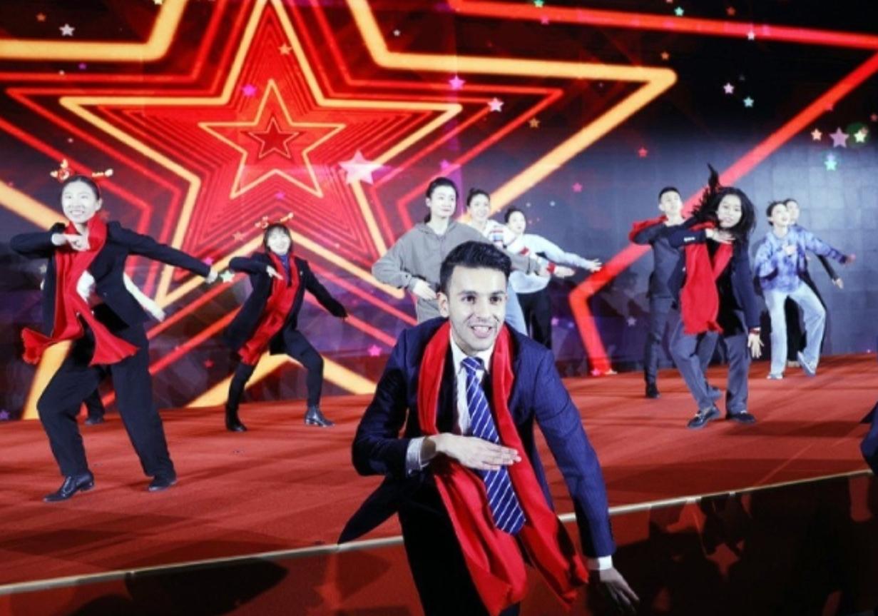 11岁揣着难民身份从伊拉克来华，如今成了春晚报幕员、中国准女婿，方浩明的15年，