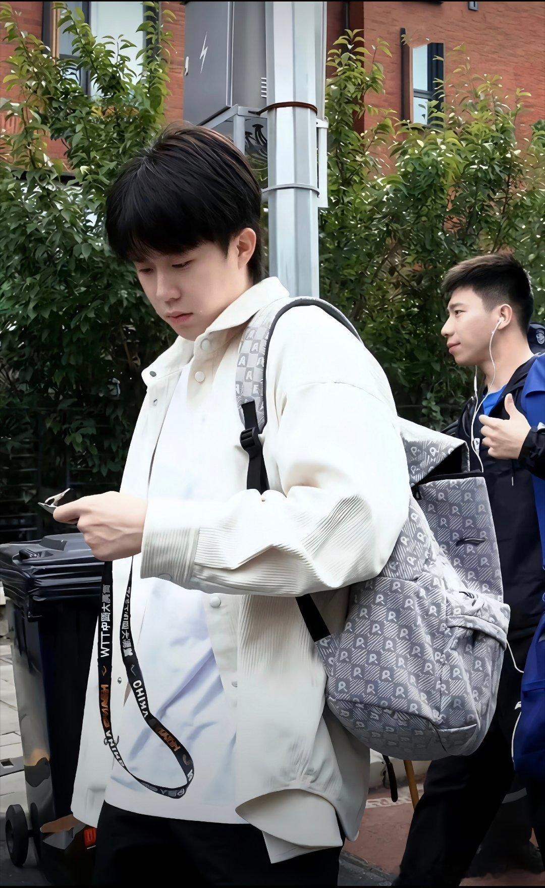王楚钦 🦁国乒男队队长王楚钦 万人翘首望君前，执拍从容破万难。待得收拍得胜日，