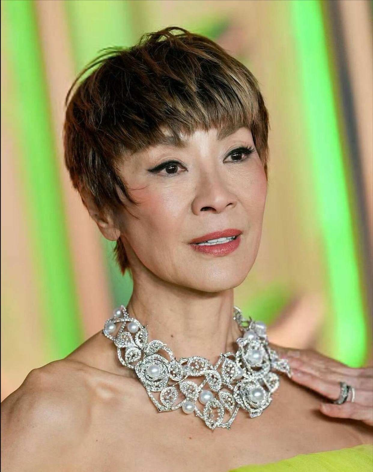 杨紫琼短发造型撞脸金巧巧和吴君如，步入花甲之年还穿公主款蓬蓬裙，看着就很违和感。