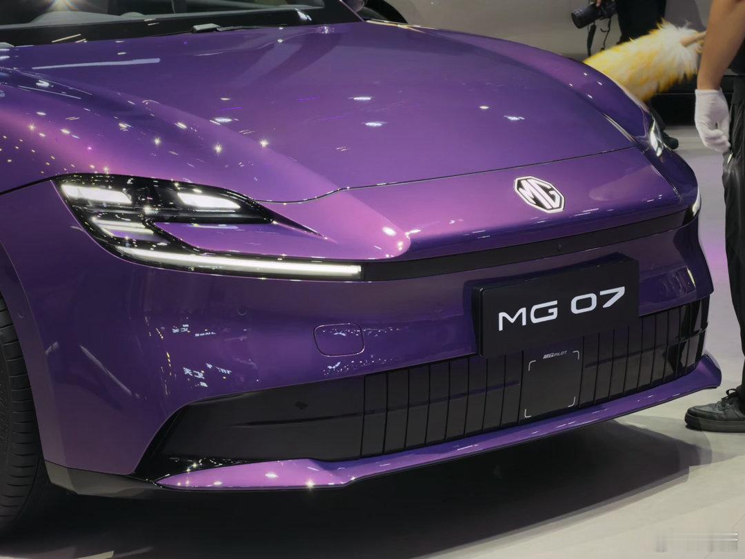 MG 07正式上市，比预售直接低2万，权益后纯电11.39万～15.69万，混动